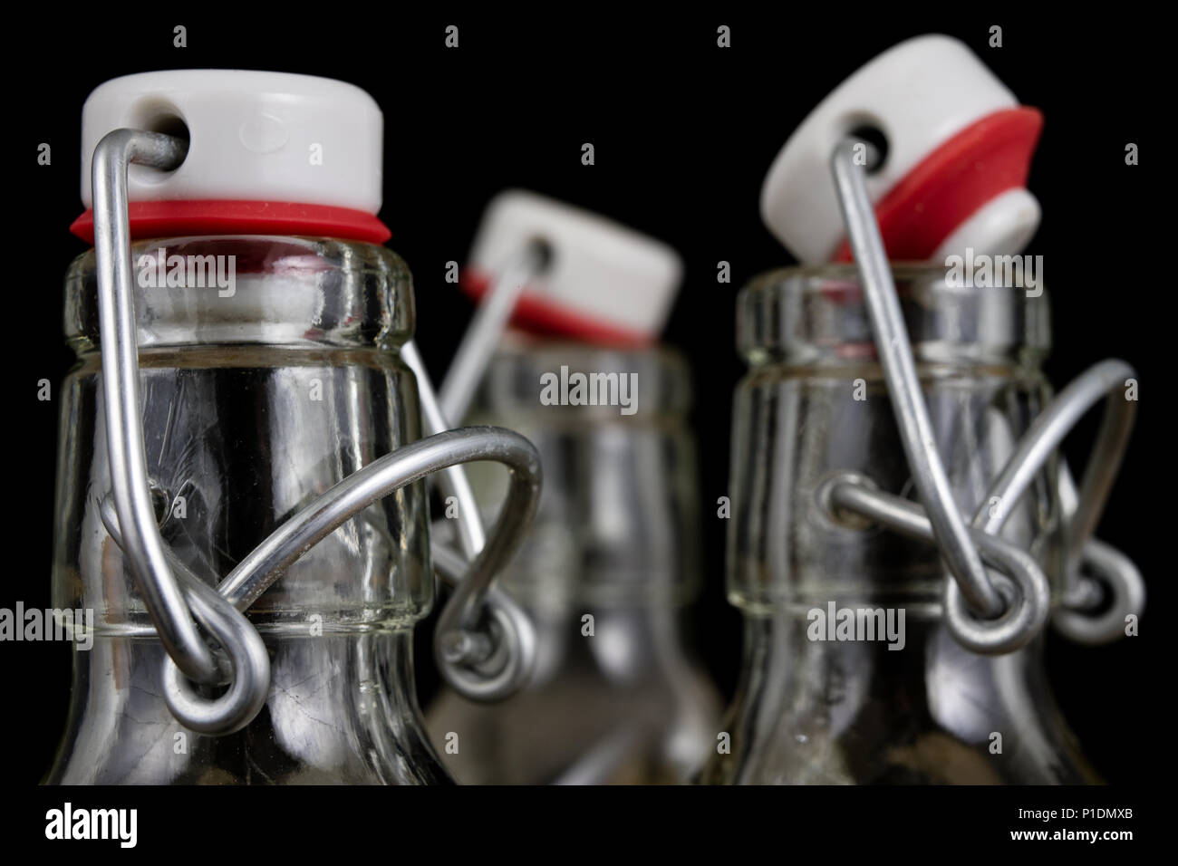 Universal Schließung einer Getränkeflasche. Luftdichte Kappe schließen transparentes Glas container. Der dunkle Hintergrund. Stockfoto