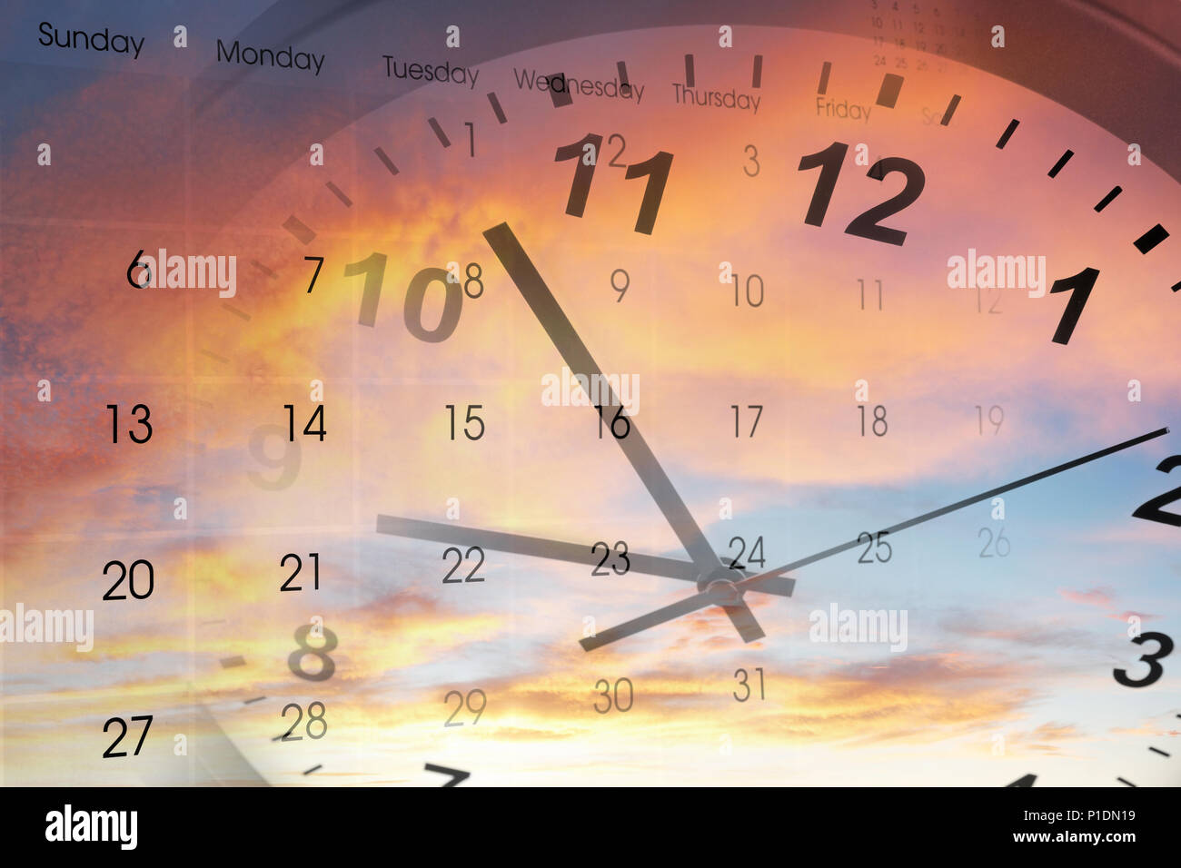 Uhr und Kalender in hellen Himmel. Zeit Stockfoto