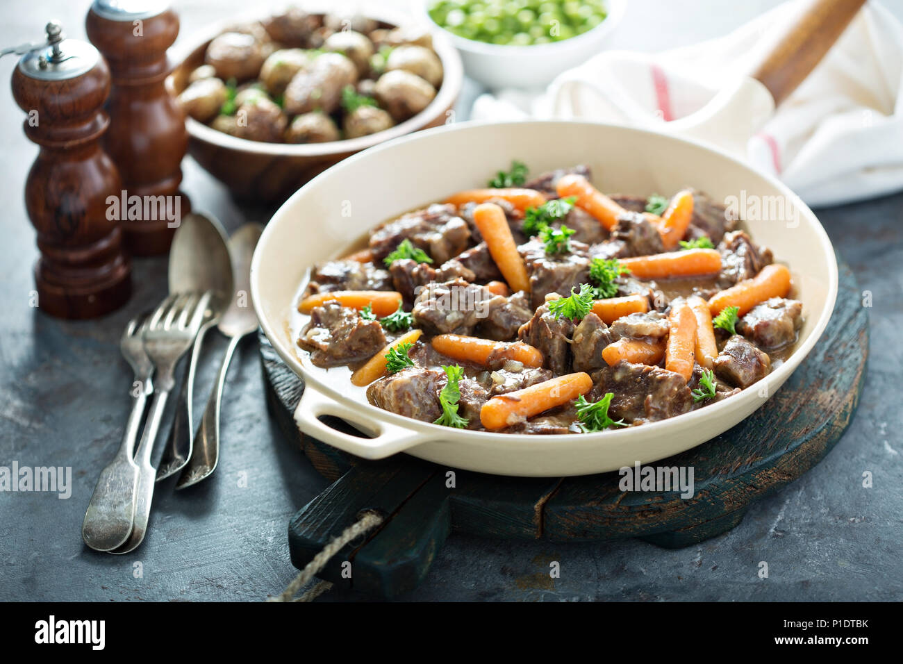 Rinderragout mit Möhren und Petersilie Stockfotografie - Alamy