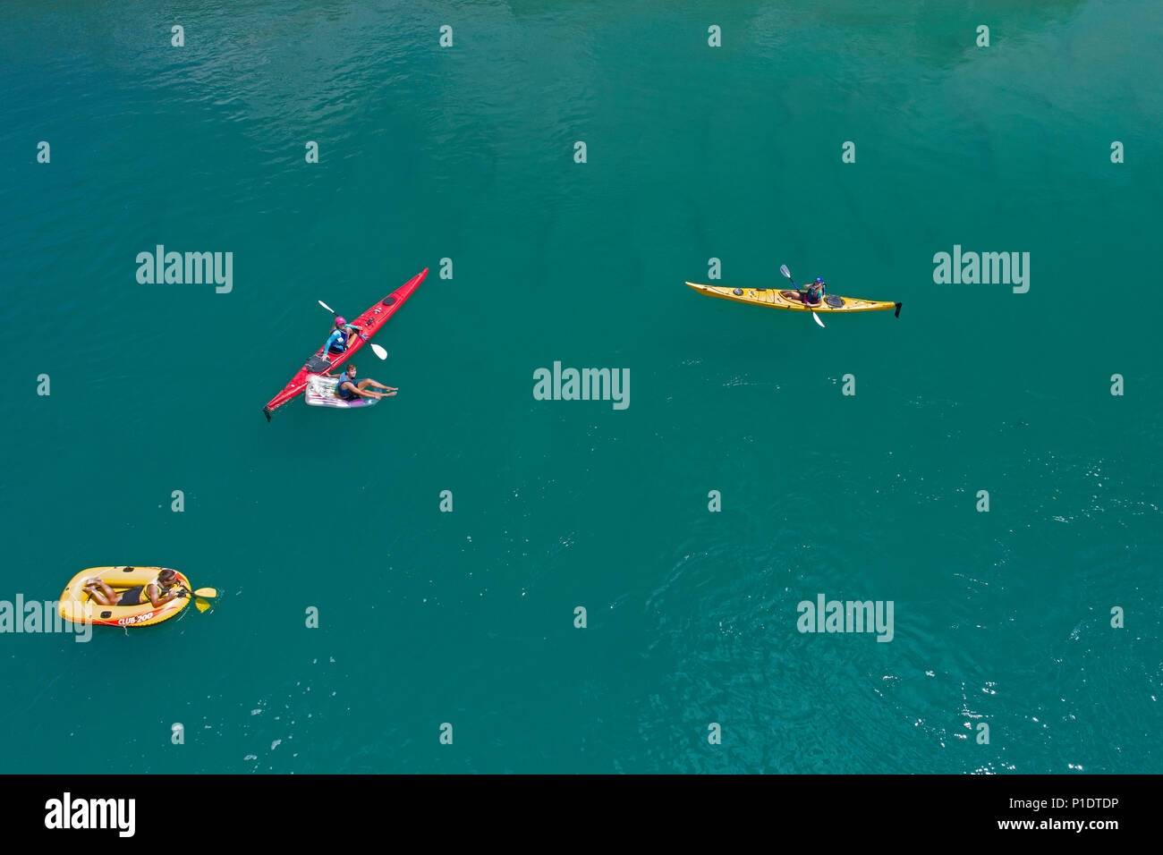 Kajak- und Schlauchboote, Kawarau Arm, Lake Dunstan, Central Otago, Südinsel, Neuseeland - drone Antenne Stockfoto