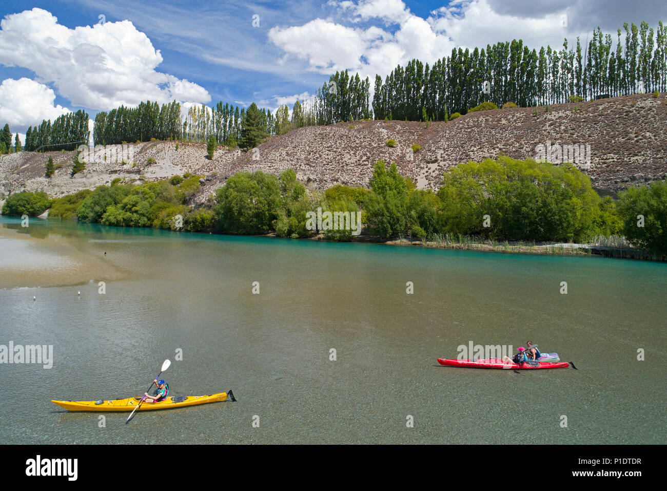 Kajakfahrer, Kawarau Arm, Lake Dunstan, Central Otago, Südinsel, Neuseeland - drone Antenne Stockfoto