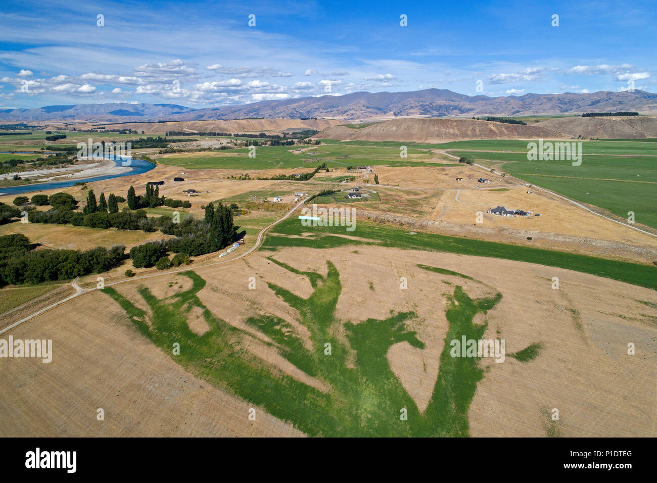 Bewässerten und trockenem Ackerland in der Nähe von Bendigo, Central Otago, Südinsel, Neuseeland - drone Antenne Stockfoto