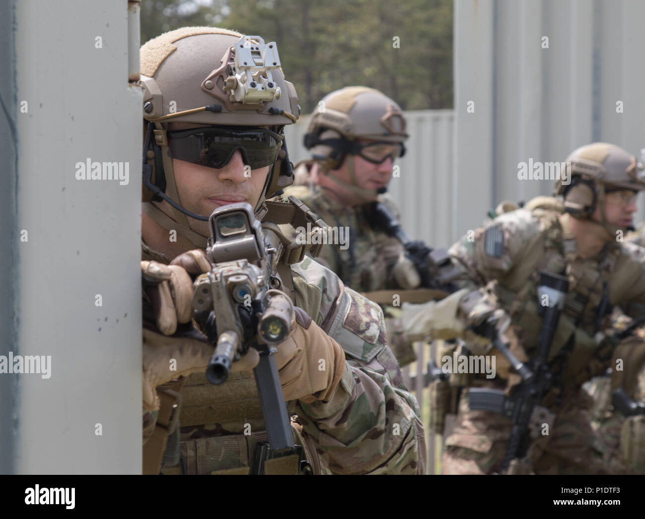 Gemeinsame Basis CAPE COD, Massachusetts - Soldaten aus dem 20 Special Forces Group, Massachusetts National Guard vorzubereiten, ein Ziel im Training hier, 8. Juni 2018 zu Raid. Die bestens ausgebildeten und spezialisierten Soldaten beteiligen sich an einem kombinierten Waffen Übung, die die Fähigkeiten von combat Support Units Tests. Stockfoto