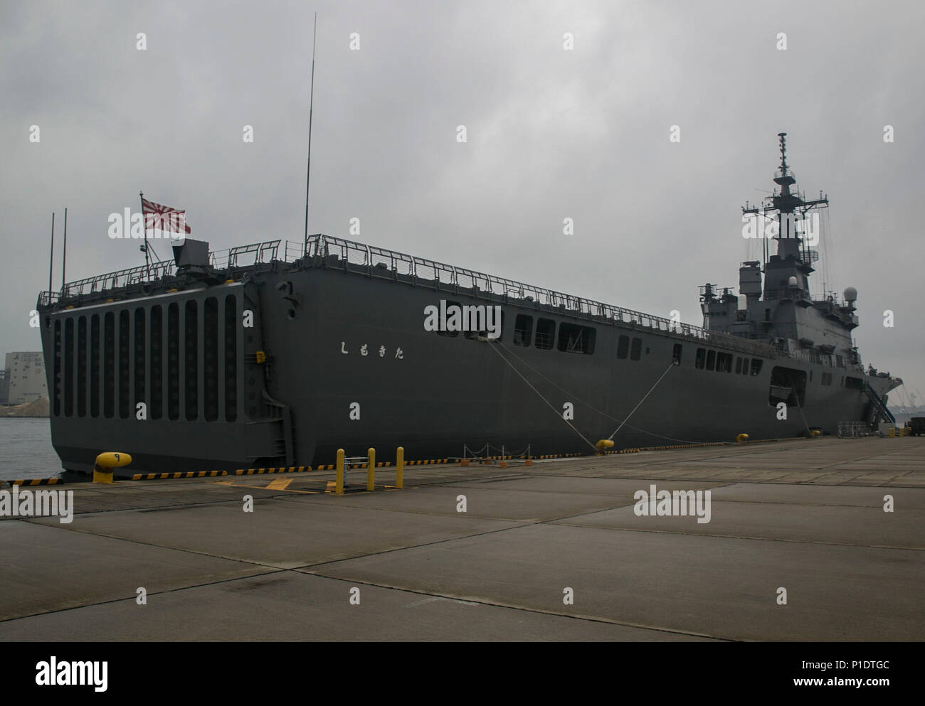 Die LST Typ SHIMOKITA bereitet Segel während eine amphibische Kriegsführung Übung im Camp Ainoura, Sasebo, Japan, 16. Mai 2018 festzulegen. Marinesoldaten und Matrosen mit Combat Logistik Bataillon 31, 31 Marine Expeditionary Unit, trat Japan Masse Verteidigung-kraft service Mitglieder mit der neu gebildeten amphibischen Rapid Deployment Brigade zu begeben, um die Funktionalität der ARDB mit verschiedenen Situationen auf den Inseln zu verbessern. Die 31. MEU, das Marine Corps' nur kontinuierlich vorwärts - bereitgestellt MEU, bietet eine flexible Kraft bereit, eine breite Palette von militärischen Operationen auszuführen. (U.S. Marine Corps Foto von La Stockfoto