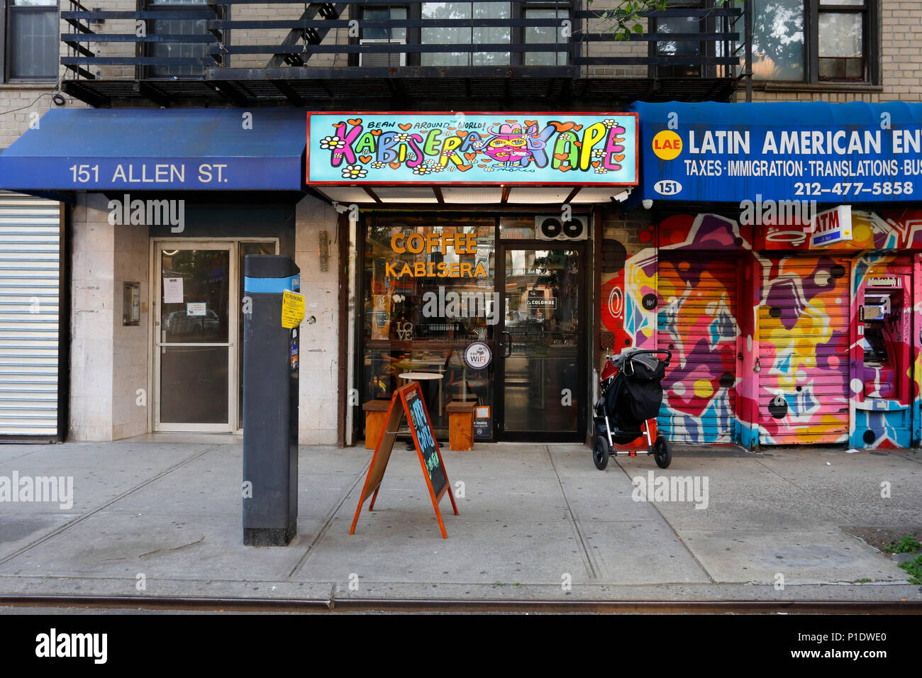 [Historisches Schaufenster] Kabisera Kape, 151 Allen St, New York, NYC Schaufensterbild eines philippinischen Cafés in Manhattans Lower East Side. Stockfoto