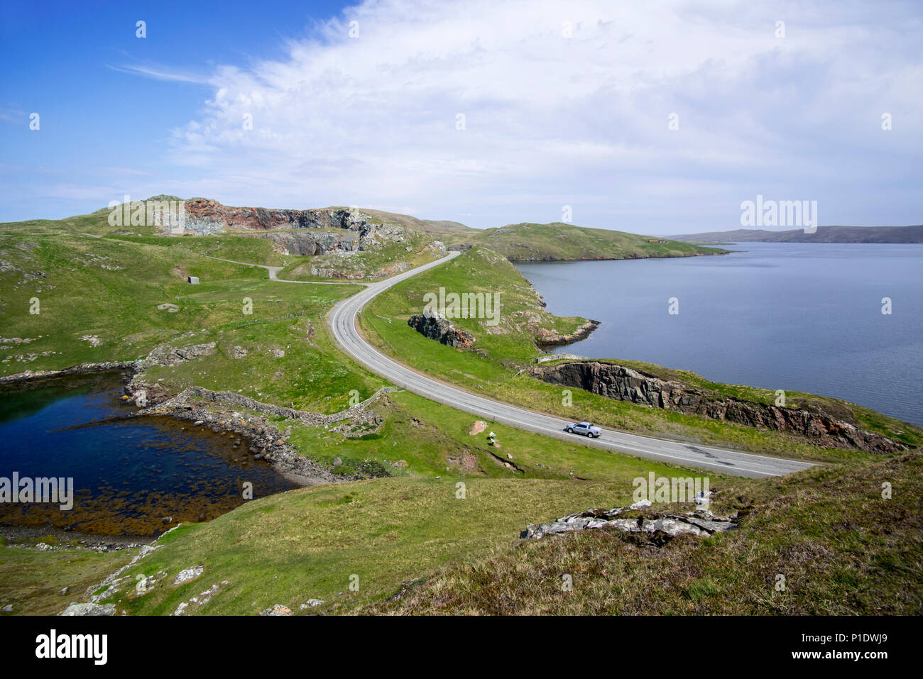 Luftaufnahme über den Mavis Schleifen, schmalen Landenge, die die Halbinsel Northmavine zum Rest des Festlandes, Shetlandinseln, Schottland, Großbritannien Stockfoto