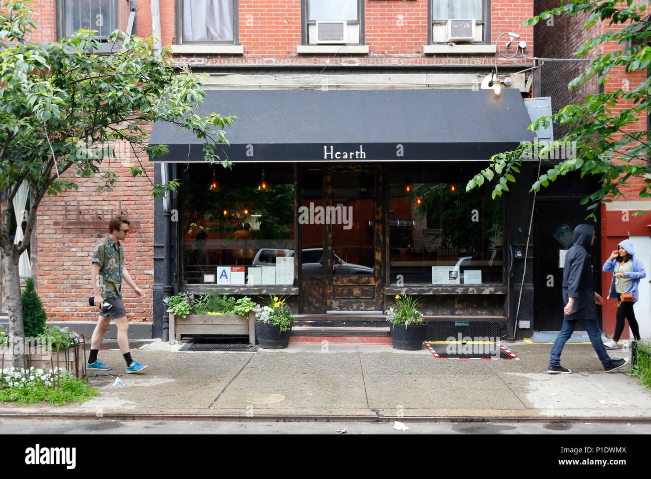 Feuerstelle, 403 E 12 St, New York, NY. aussen Storefront eines Restaurants im East Village Viertel von Manhattan. Stockfoto