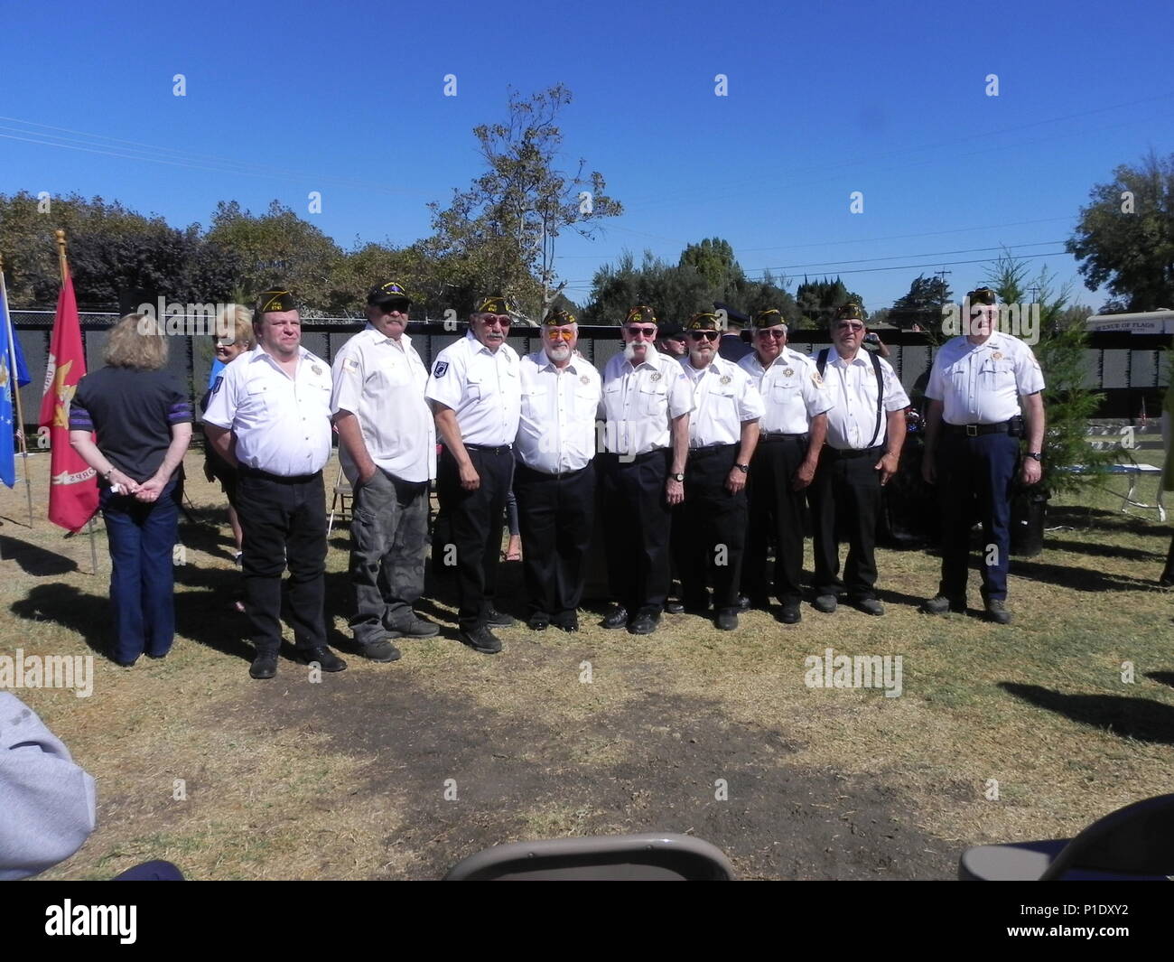 Der König Stadt VFW Post6747 an der Spitze der einjährigen Projekt zu erhalten das Vietnam Veterans Memorial Moving Wall zu König City von Okt. 6-10, 2016. Die Gemeinschaft spendete das Geld die Kosten für die Mauer zu König Stadt zu übernehmen, sofern das Bauholz und Arbeit am Trägerrahmen der Wand bis zu halten. Das Fort Hunter Liggett Commissary gespendete Wasser für die mehr als 200 freiwilligen Helfer, die die Veranstaltung unterstützt. Stockfoto