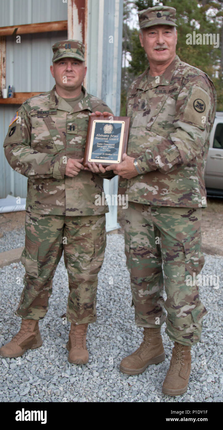 FORT MCCLELLAN, Ala (Okt. 2010) 15, 2016) - Kapitän Christopher Banken, ein Betrieb und Training Officer zugeordnet zu den Fort McClellan Army National Guard Training Center Hier nimmt den ersten Platz Award für die höchste Wertung Shooter im Command Sergeant Major Match von Staat Command Sergeant Major Eddie Hecht, Alabama Army National Guard, während eine erweiterte Treffsicherheit Fähigkeiten Konkurrenz hier in der U-Bahn Pelham Bereich komplexe, Okt. 15, 2016. Die zweiteiligen Wettbewerb umfasst Sportschützen feuern M-16 A2 Gewehre aus Entfernungen zwischen 500 Yards, 25 Yards von der targe Stockfoto