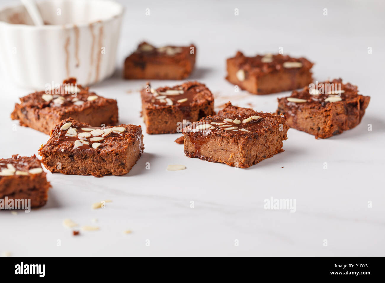 Vegane Kartoffel brownie auf weißer Tisch. Gesunde vegane Ernährung Konzept. Stockfoto