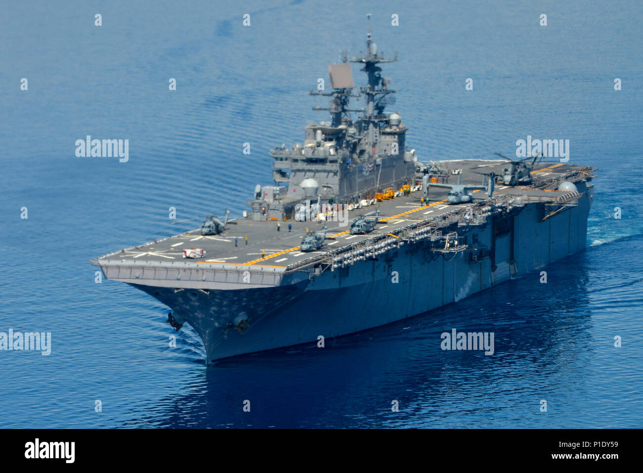 Amphibisches Schiff USS Iwo Jima (LHD7) Segeln vor der Nordküste von Haiti. Iwo Jima und der 24 Marine Expeditionary Unit sind der Katastrophenhilfe und humanitäre Hilfe für Haiti nach dem Hurrikan Matthew. JTF Matthew war ein US Southern Command führen, humanitäre Hilfe, Katastrophenhilfe in Haiti nach dem Hurrikan Matthew. Matthäus war ein Hurrikan der Kategorie 4, die in den Westlichen Atlantik gebildet und betroffenen Haiti, Kuba, Bahamas, bevor Sie auf der Südostküste der Vereinigten Staaten. (U.S. Marine Foto von Petty Officer 3. Klasse Jess E. Toner) Stockfoto