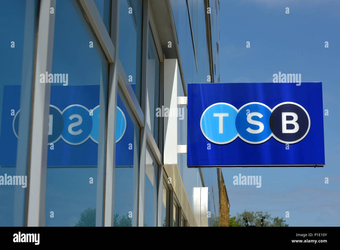 Das Logo der Bank TSB auf der Außenseite der Niederlassung Torbogen, nördlich von London. Stockfoto