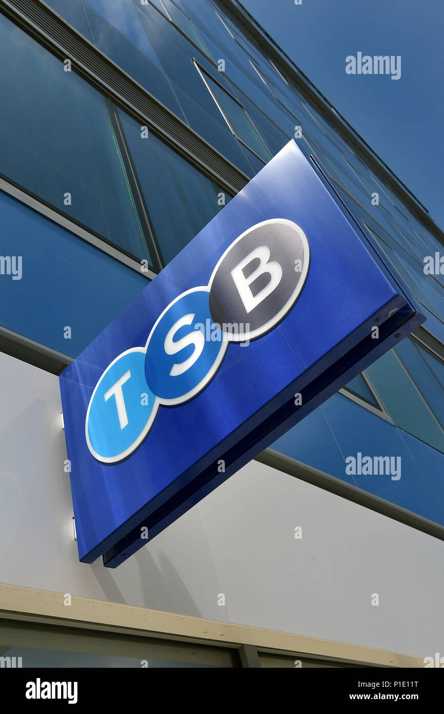 Das Logo der Bank TSB auf der Außenseite der Niederlassung Torbogen, nördlich von London. Stockfoto