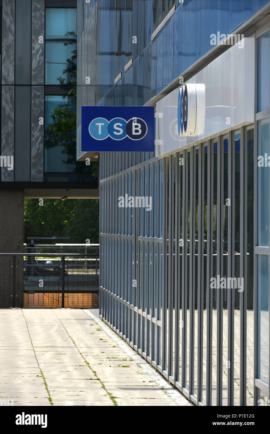 Das Logo der Bank TSB auf der Außenseite der Niederlassung Torbogen, nördlich von London. Stockfoto