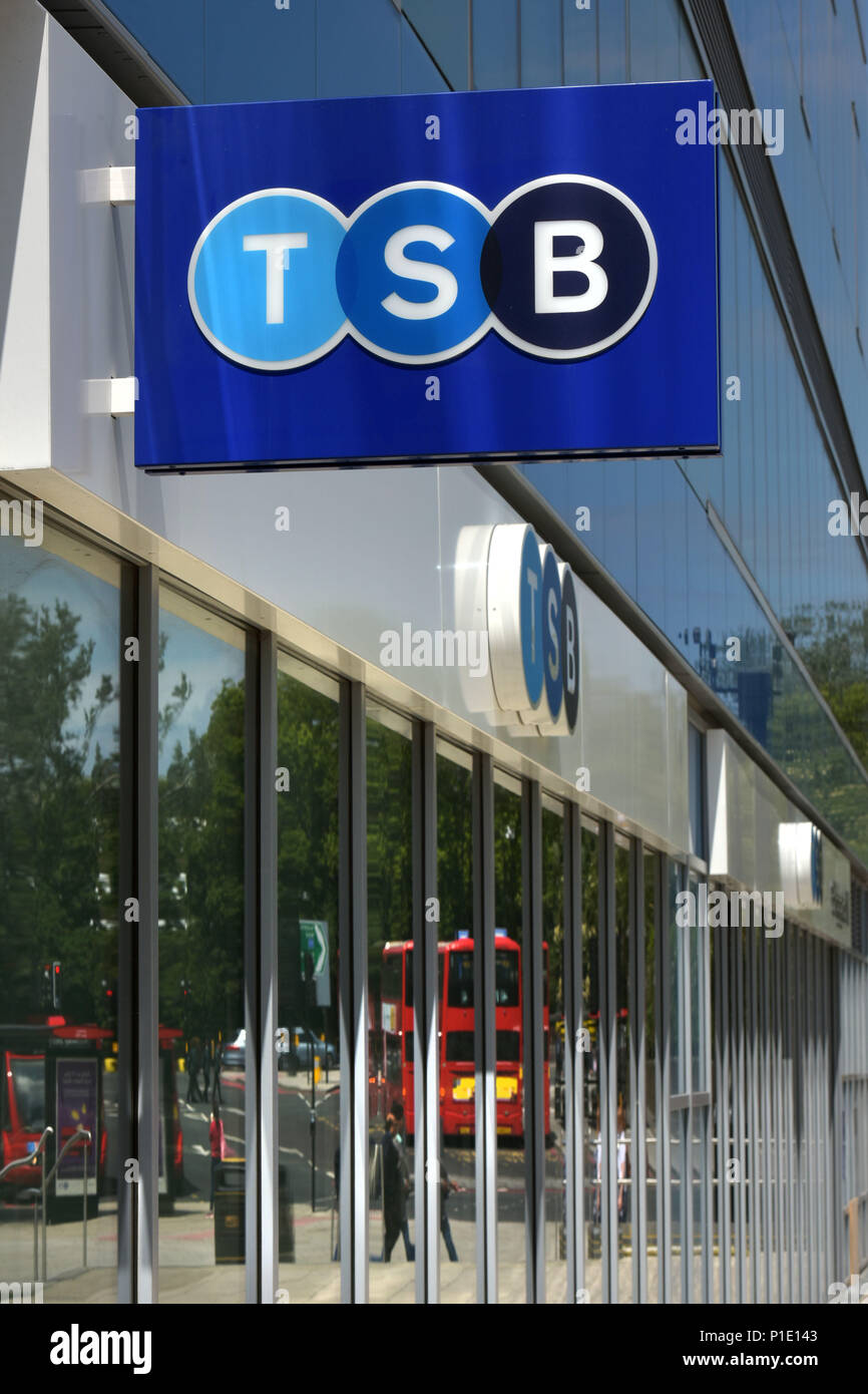 Das Logo der Bank TSB auf der Außenseite der Niederlassung Torbogen, nördlich von London. Stockfoto