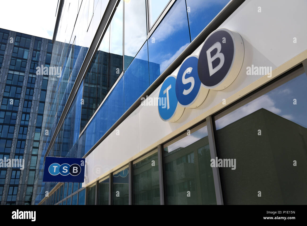 Das Logo der Bank TSB auf der Außenseite der Niederlassung Torbogen, nördlich von London. Stockfoto