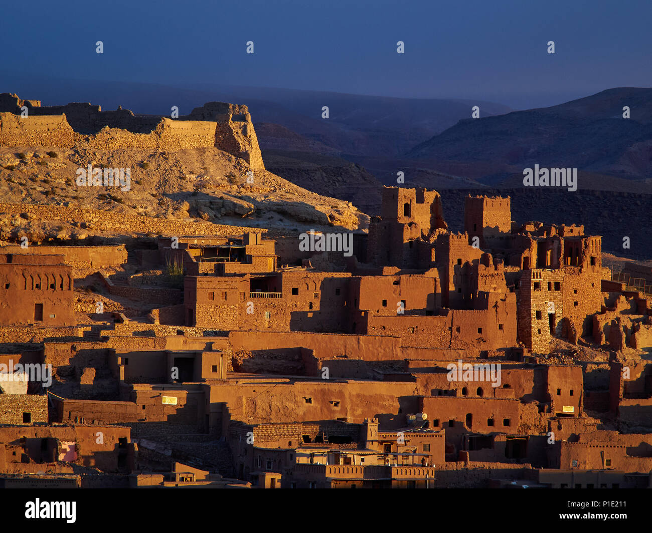 Ait Ben Haddou, eine traditionelle Bierber Ton Festung, in der Nähe von Ouarzazate, am Ufer des Flusses, Marokko. Stockfoto