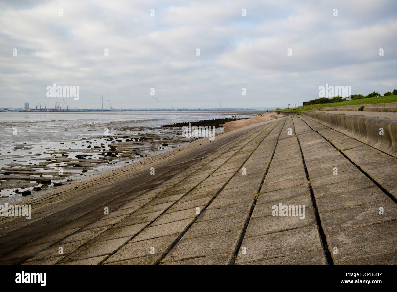 Die konkreten Meer auf der Isle of Grain, Kent, Großbritannien Stockfoto