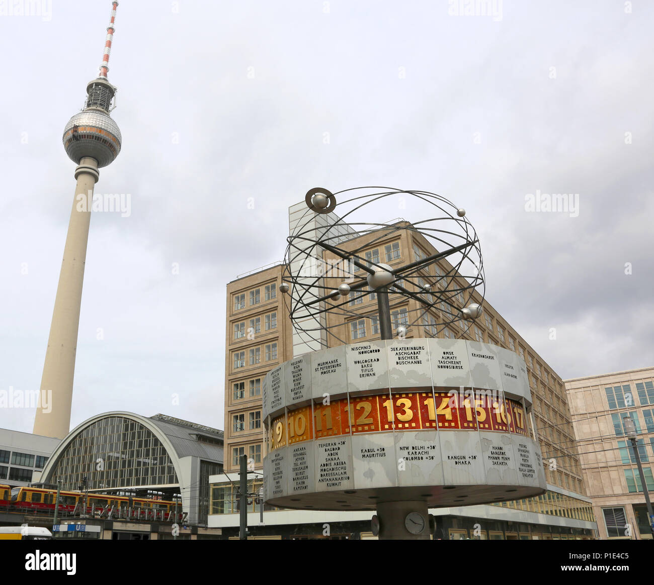 Berlin, Deutschland - 18. August 2017: Urania Weltzeituhr auch genannt Urania-Weltzeituhr in deutscher Sprache ist ein großer Turm Stil Weltzeituhr und Fernsehturm suchen Stockfoto