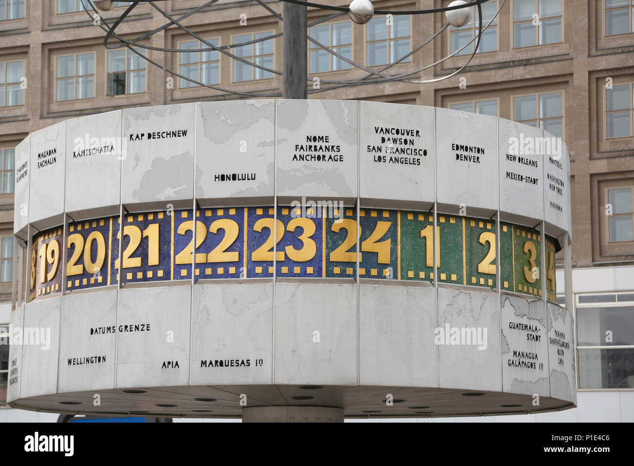 Berlin, Deutschland - 18. August 2017: Urania Weltzeituhr auch genannt Urania-Weltzeituhr in deutscher Sprache ist ein Revolver Weltzeituhr auf dem Alexanderplatz in Mi Stockfoto