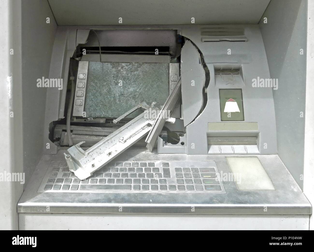 ATM Maschine mit Glasscherben nach einem Raub Stockfoto