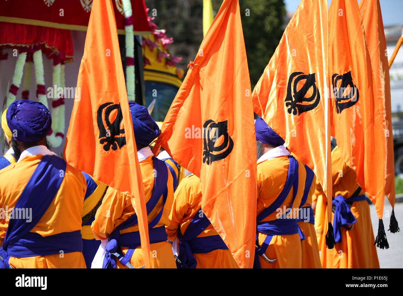 Sikh Männer mit orange Fahnen und symboll KHANDA genannt bei religiösen Ritus Stockfoto