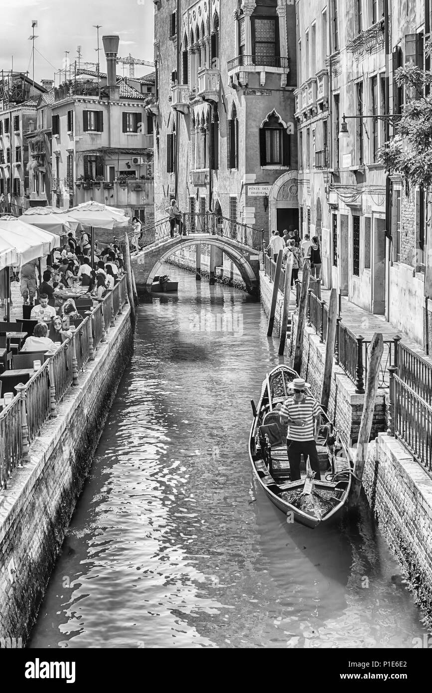 Venedig, Italien - 29. April: traditionellen Gondeln mit schöner Architektur entlang des Rio di S. Provoio, im Stadtteil Castello in Venedig, Italien, Apri Stockfoto