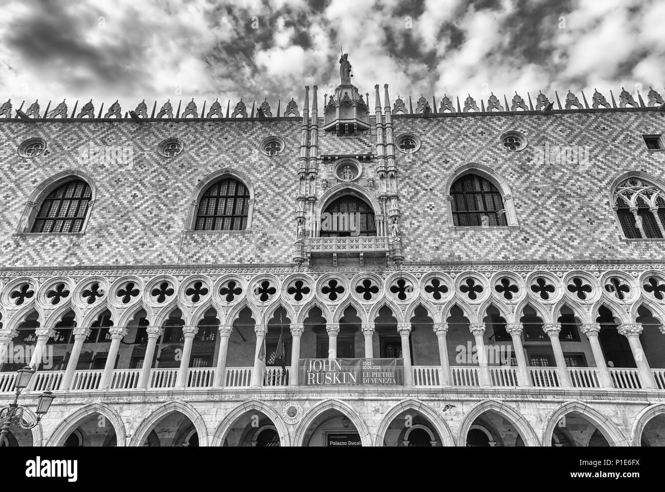 Venedig, Italien - 29. April: Fassade des Dogenpalastes oder Palazzo Ducale, Sehenswürdigkeiten in Venedig, Italien, 29. April 2018. Ehemals Residenz des Dogen von Stockfoto