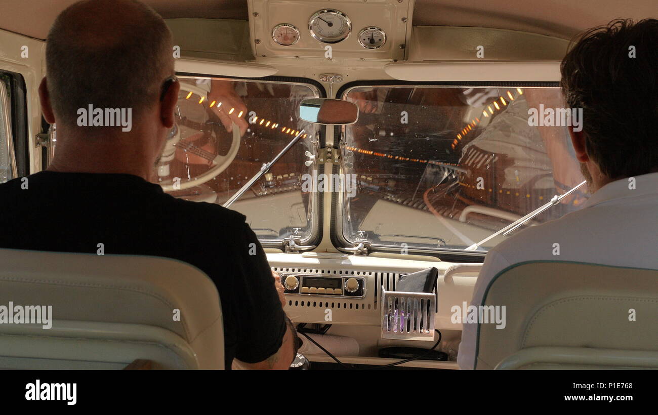 Road Trip in einem geteilten Bildschirm Volkswagen Van. Stockfoto