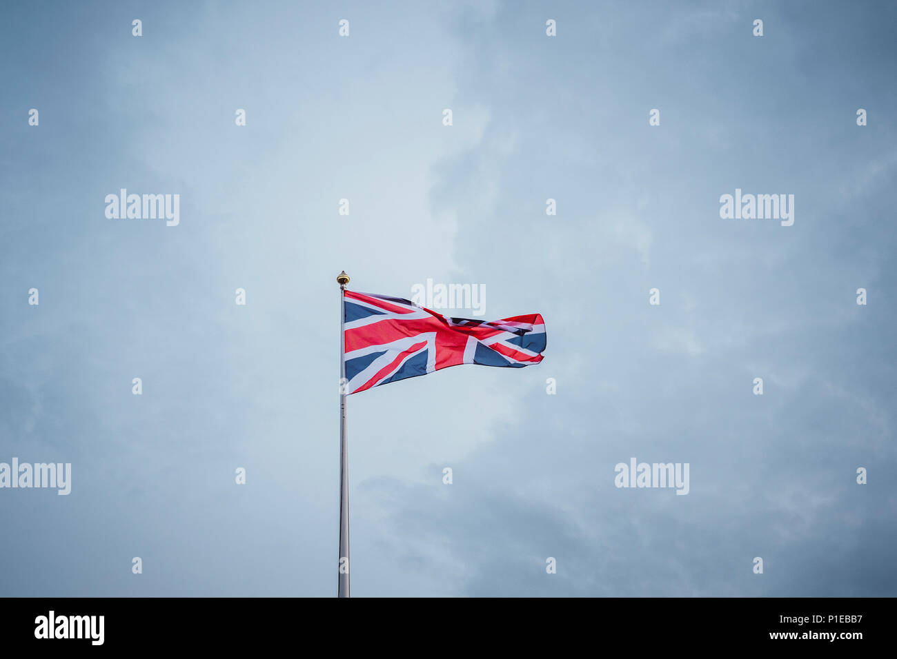 Wehende Flagge vor blauem Himmel, Vereinigtes Königreich Stockfoto