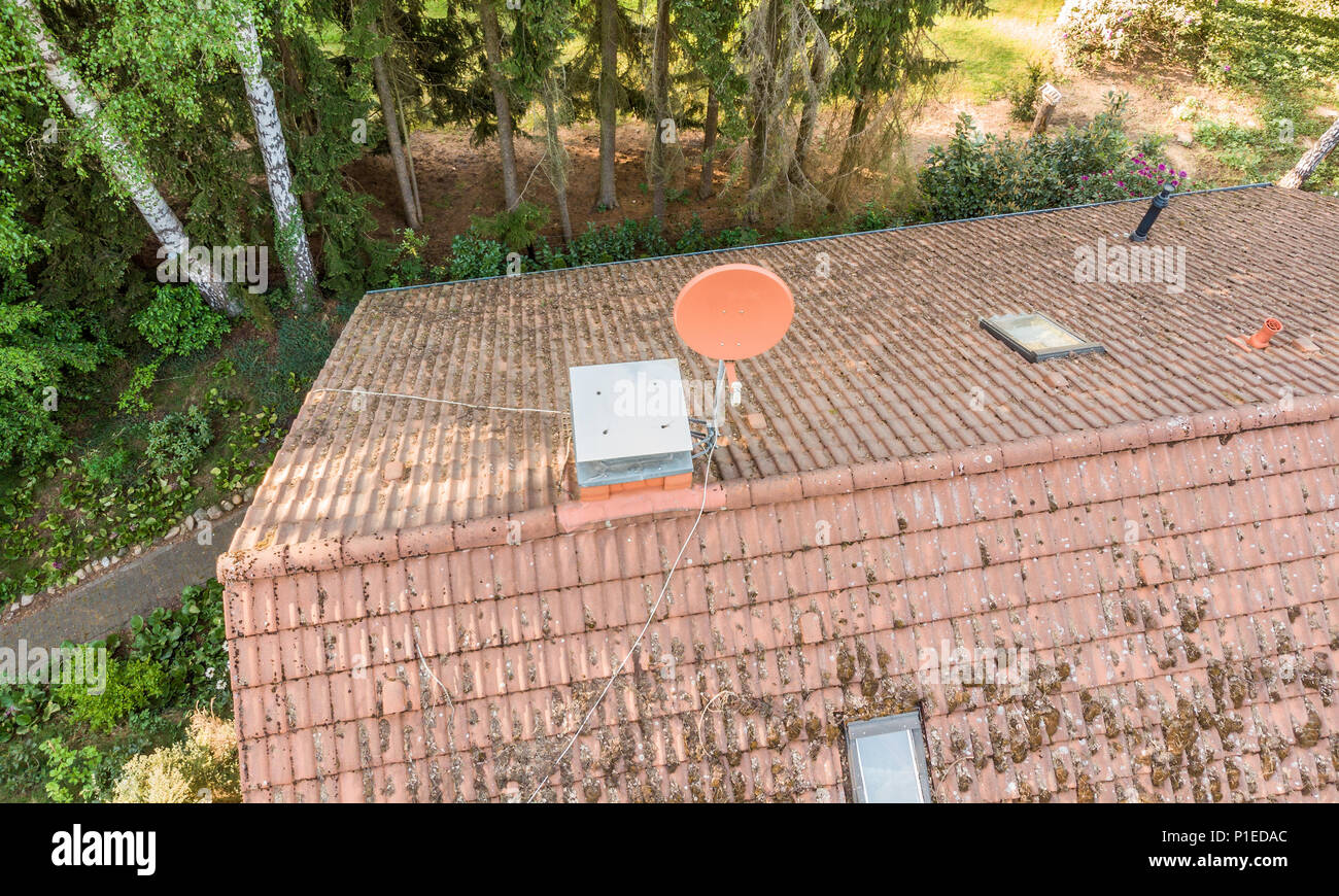 Überflug der Dach eines Einfamilienhauses den Zustand der SAT-Antenne für den Empfang von Fernsehen und Internet zu prüfen, Luftaufnahme m Stockfoto