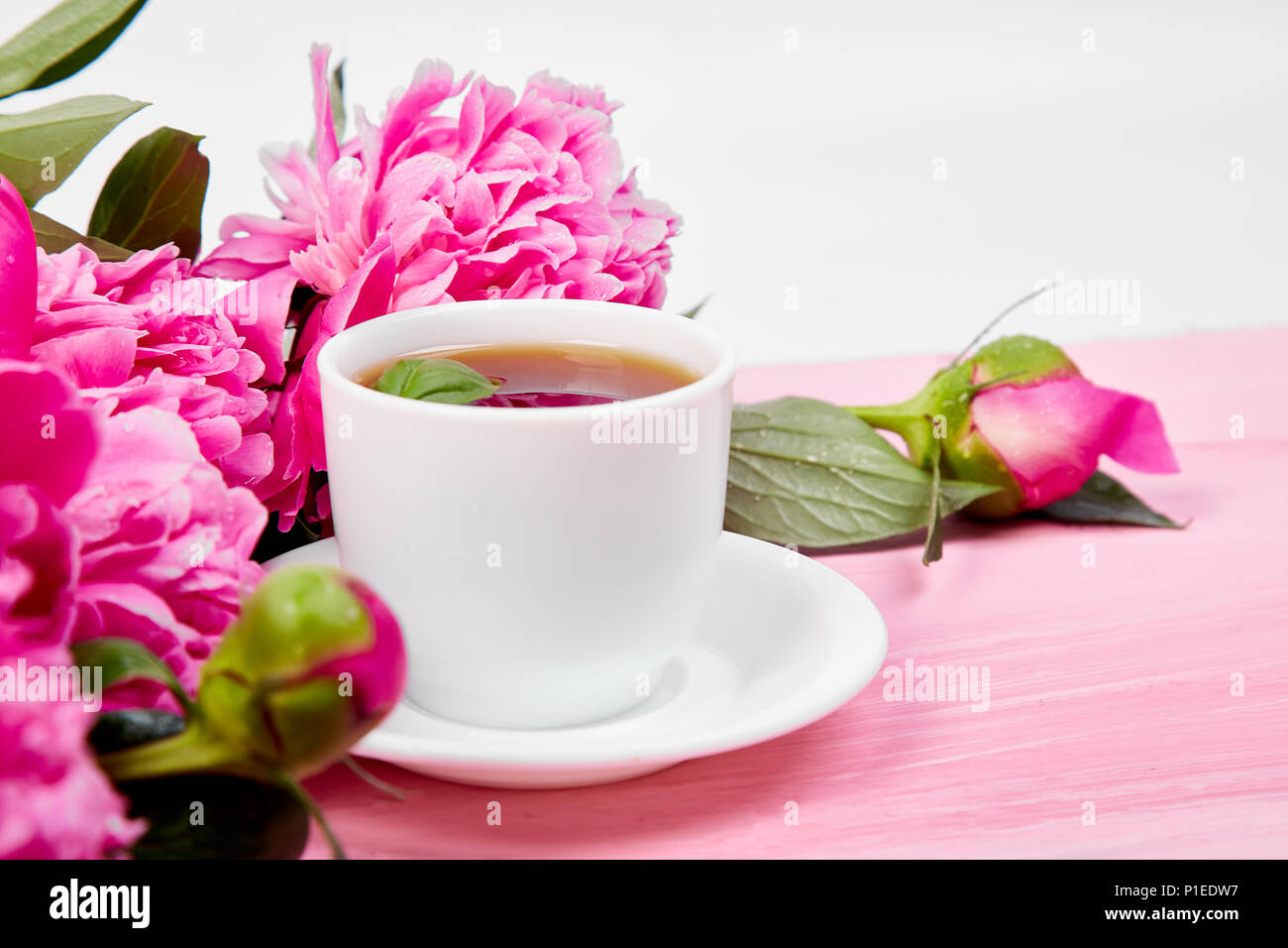 Strauss Blumen Auf Rosa Pfingstrose Backgroun Und Tasse Kaffee Kopieren Sie Platz Guten Morgen Stockfotografie Alamy