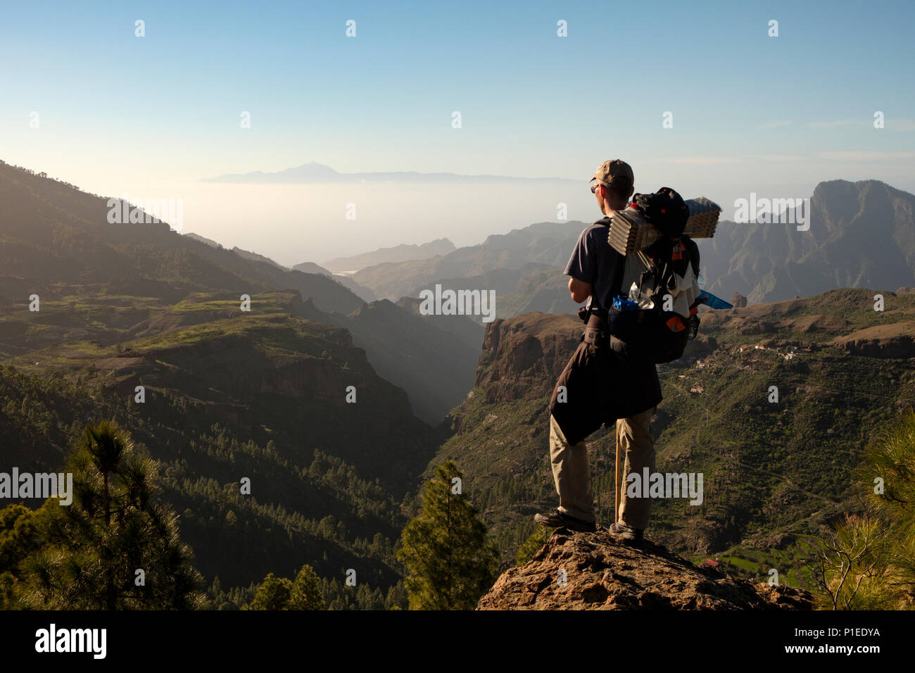 Wanderer über die Gebirge von Gran Canaria auf den Vulkan Teide, Gran Canaria, Kanarische Inseln, Spanien Stockfoto