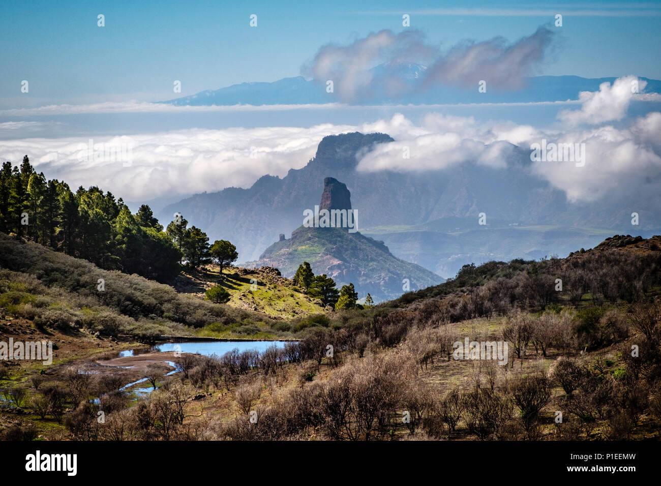 Roque Bentayga mit Wolken, Gran Canaria, Kanarische Inseln, Spanien Stockfoto