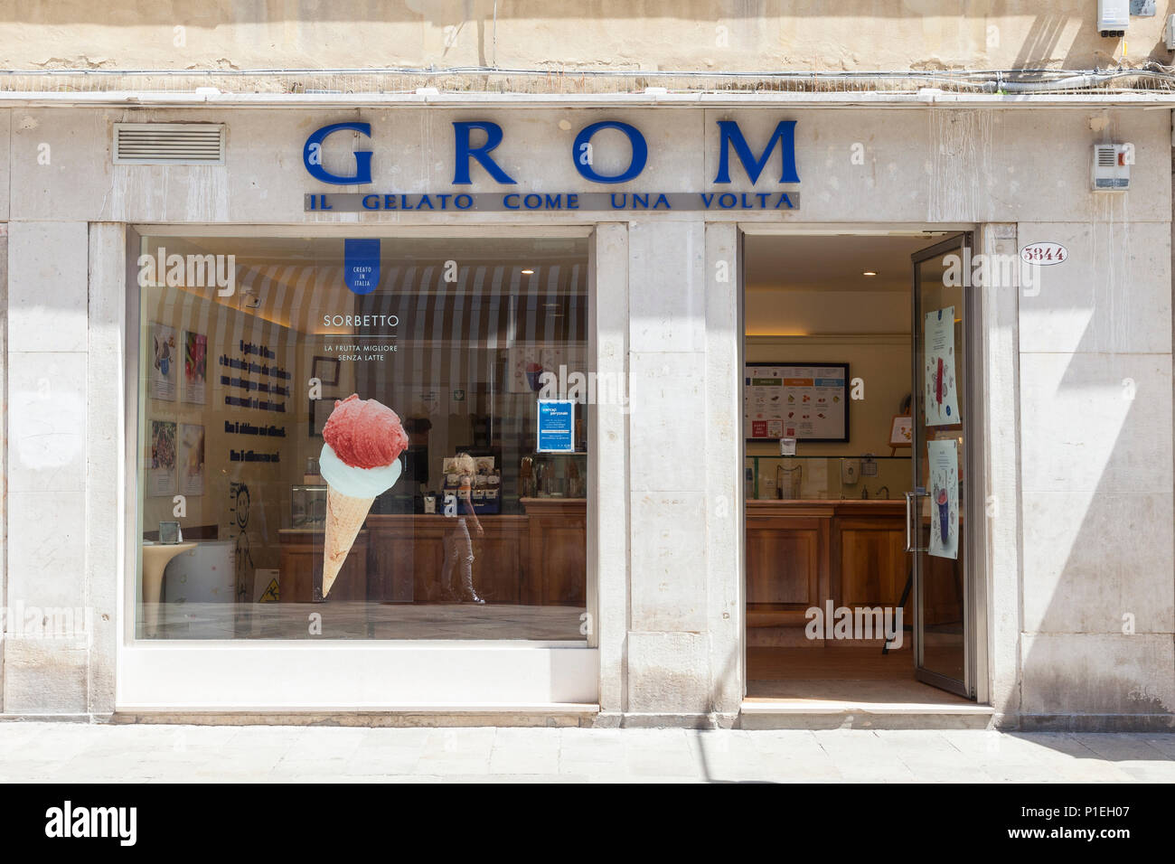 Grom gelato und Ice Cream Shop, Strada Nuova, Cannaregio, Venedig, Venetien, Italien. Die Außenfassade, Fenster, Zeichen, beliebt, Stockfoto