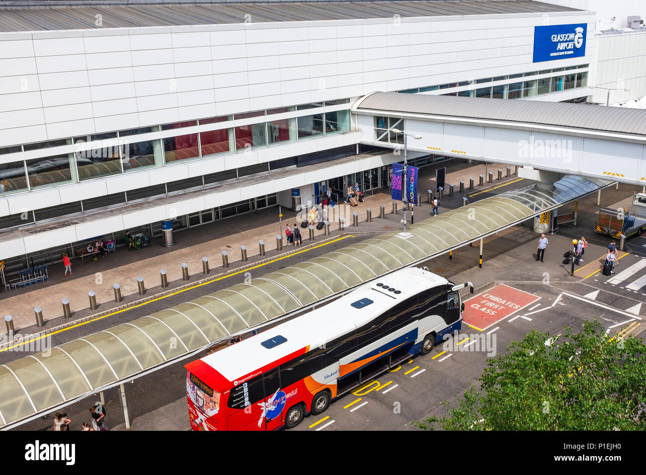 Vor dem Eingang zum Internationalen Flughafen Glasgow, Glasgow, Schottland Stockfoto