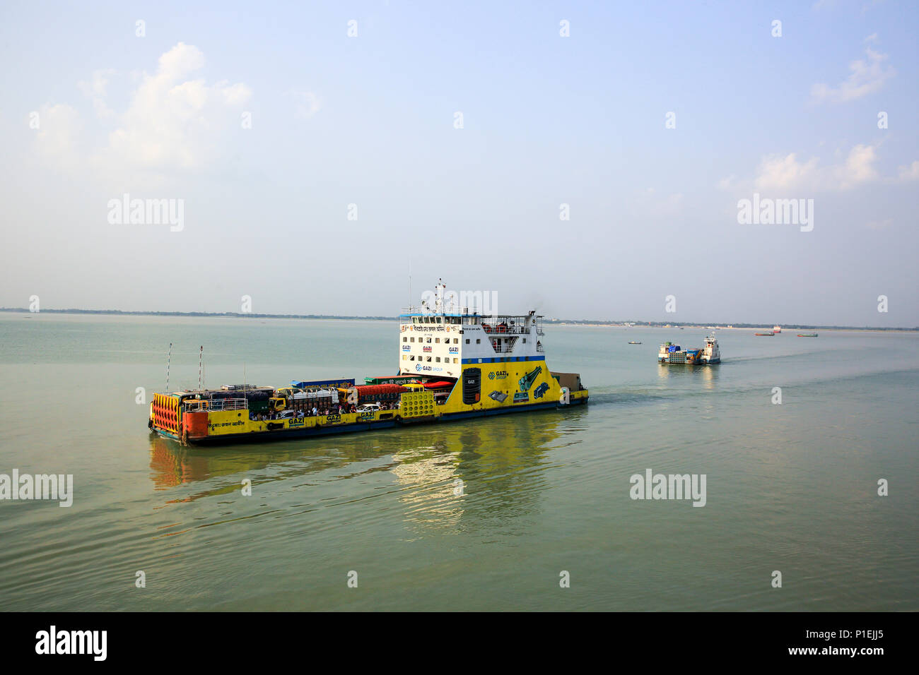 Fährbetrieb auf der Paturia-Daulotdia Route auf Padma Fluss, Manikganj, Bangladesch. Stockfoto