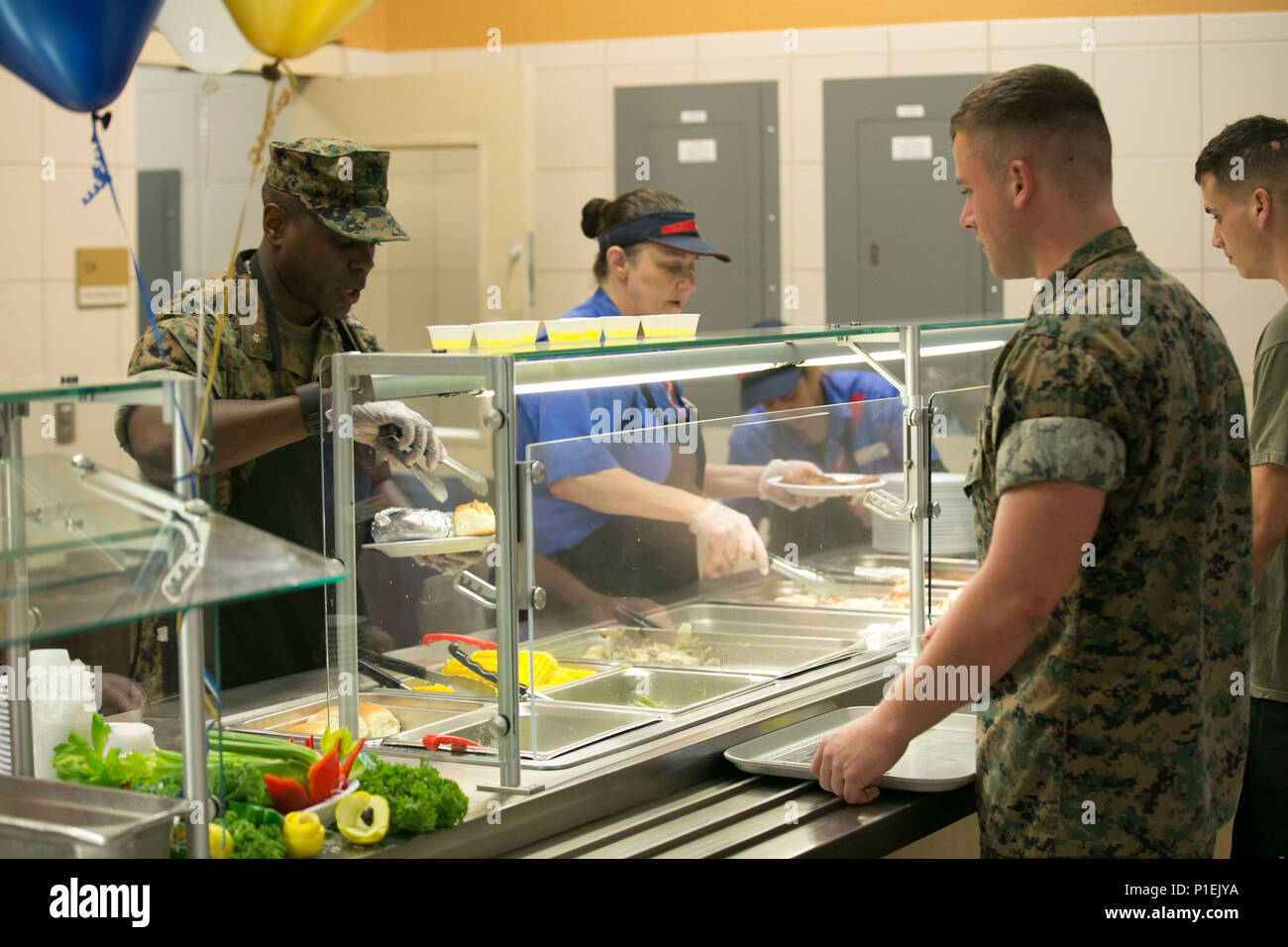 Chow Halle Mitarbeiter Und Ein Marineoffizier Serviert Speisen Zu Marinen Und Seeleuten Wahrend Der 241 Marine