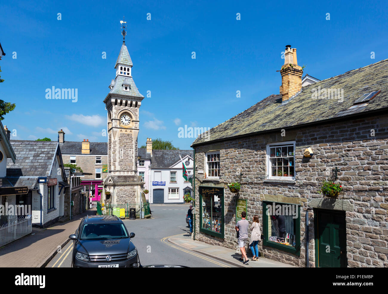 Clock Tower auf Lion Street im Stadtzentrum, Hay-on-Wye, Powys, Wales, Großbritannien Stockfoto