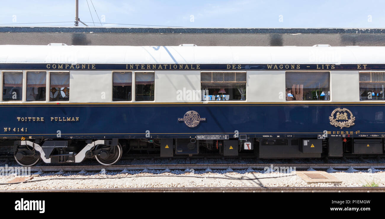 Venice Simplon Orient Express Luxus Zug in Venedig, St Lucia, Italien mit Pullman Waggon mit Beschilderung und Abzeichen. Anschluss sichtbar unten Stockfoto