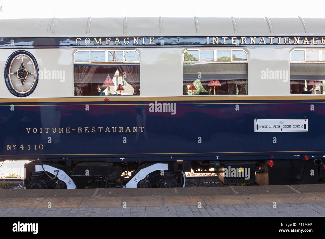 Venice Simplon Orient Express Luxus Zug in Venedig St Lucia, Venedig, Venetien, Italien. Restaurant, auto, Car, Wagen, mit Vorzeichen clo Stockfoto