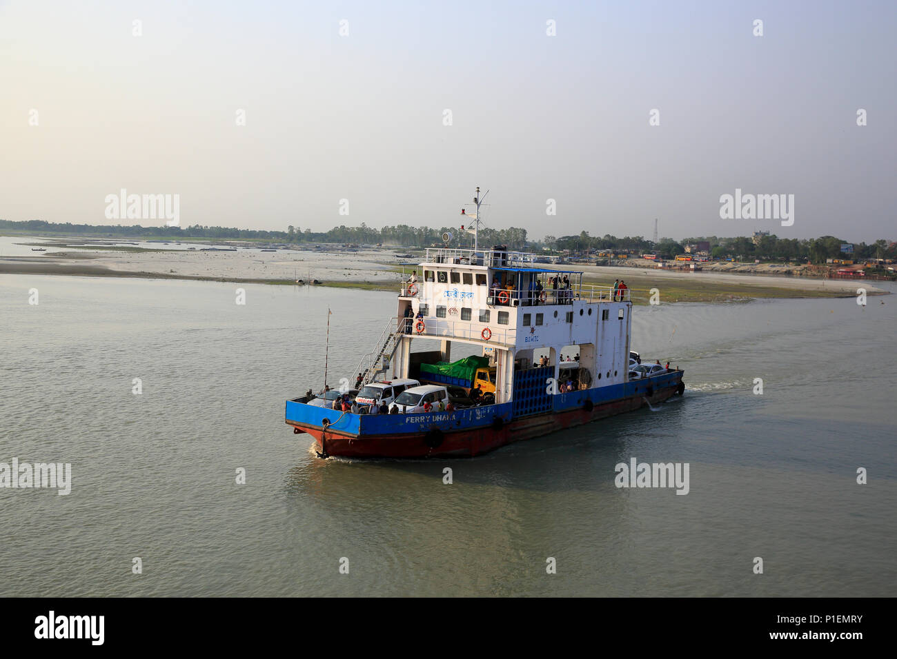 Fährbetrieb auf der Paturia-Daulotdia Route auf Padma Fluss, Manikganj, Bangladesch. Stockfoto