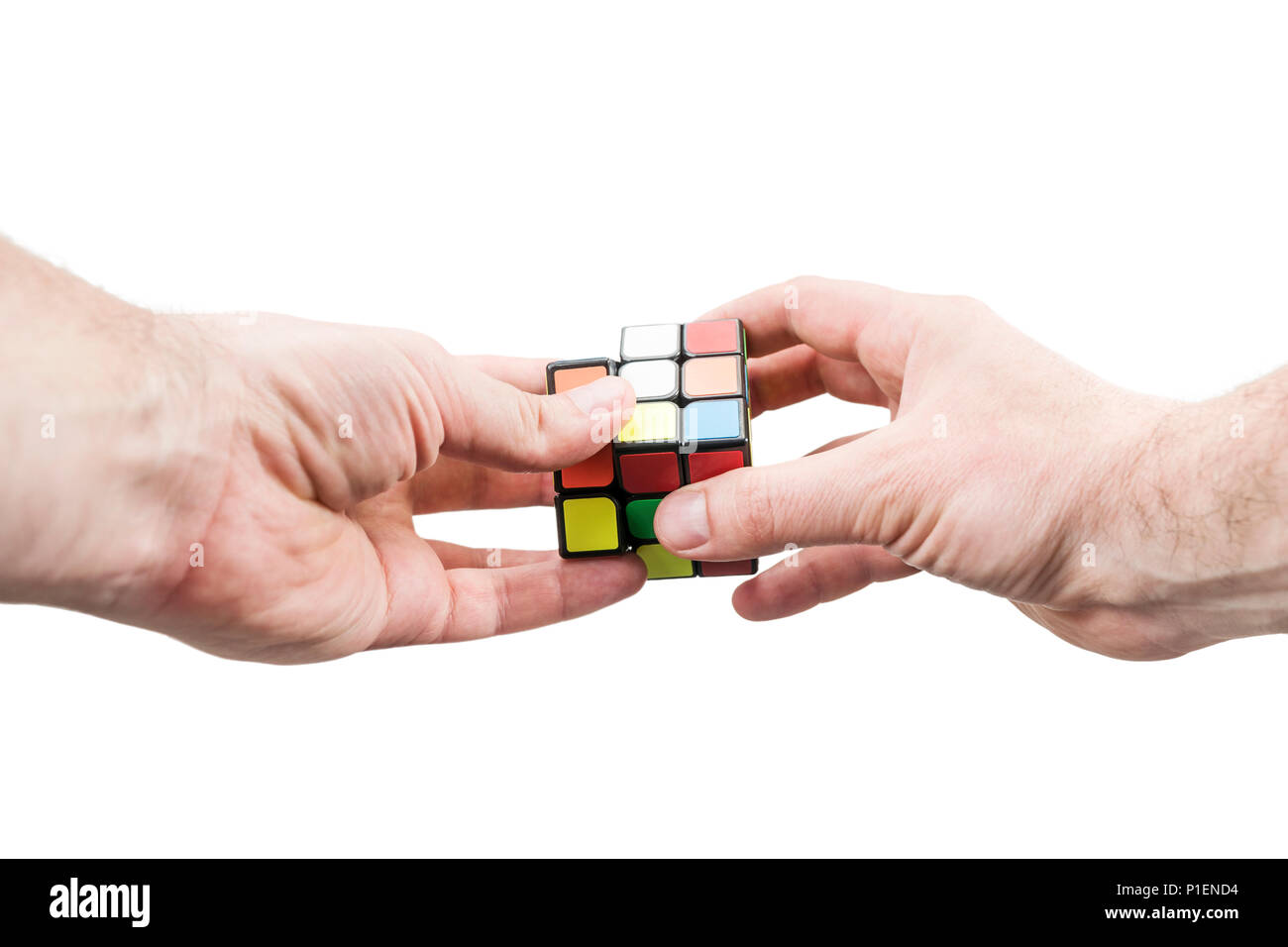 Kharkov, Ukraine - 31. Mai 2018: Hände sammeln die Rubik's Cube Stockfoto