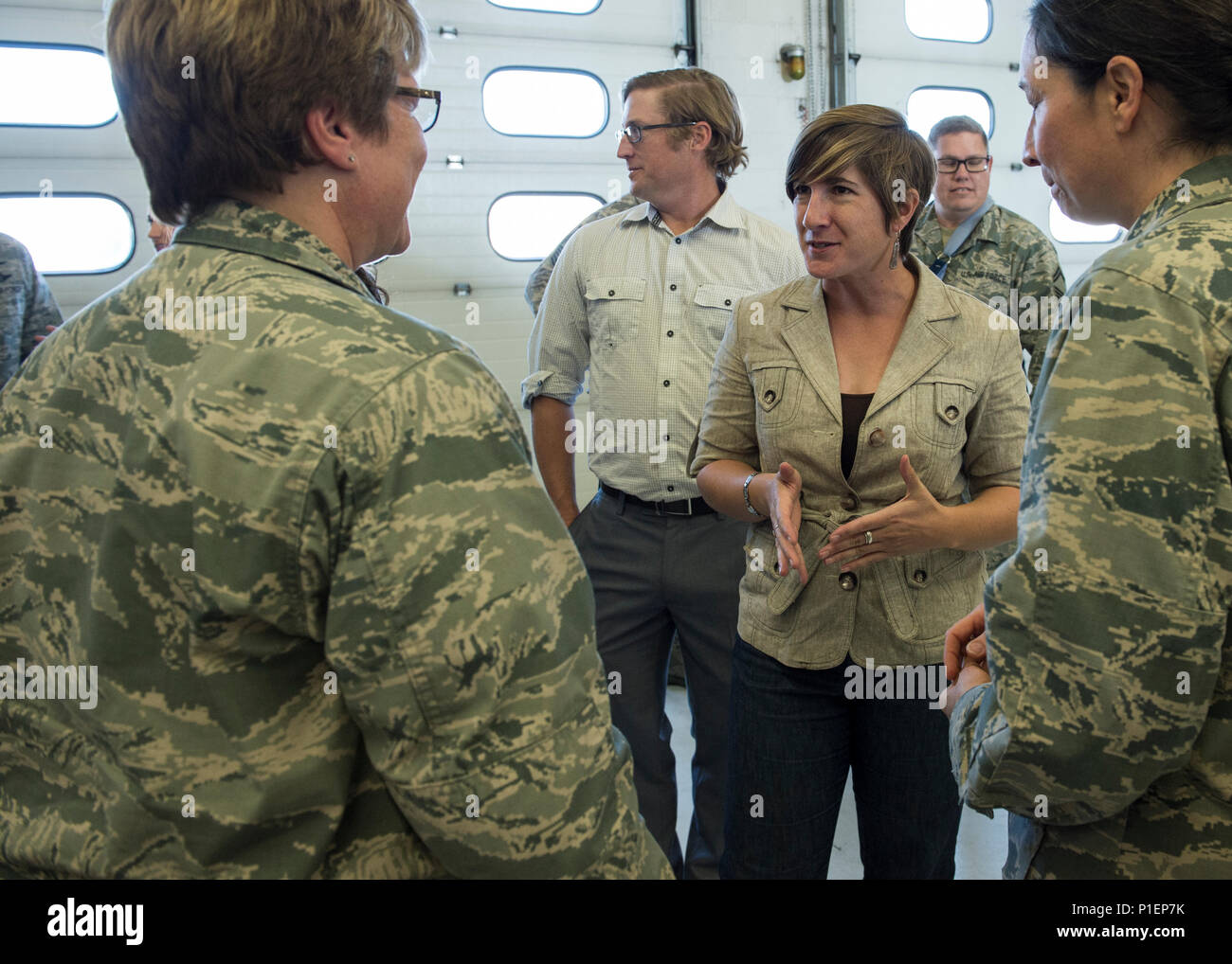 Jessica Flynn, CEO von Red Sky Öffentlichkeitsarbeit, Gespräche mit Kol. Stephanie Sheppard, 124 Mission Support Group Commander, und Oberstleutnant Elizabeth Sumner, 124 Bauingenieur Squadron Commander, vor als 124 Bauingenieur Squadron honorary Commander 01.10.2016 Gowen Field, Boise, Idaho vereidigt zu werden. (U.S. Air National Guard Foto von Tech. Sgt. Joshua C. Allmaras/Freigegeben) Stockfoto