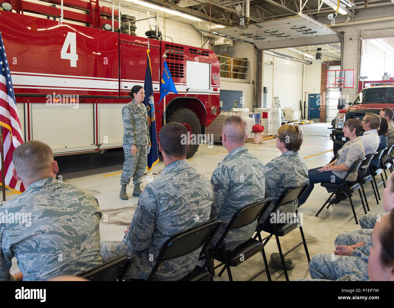 Oberstleutnant Elizabeth Sumner, 124 Bauingenieur Squadron Commander, Adressen der Teilnehmer der honorary Commander Zeremonie Okt. 1, 2016 Gowen Field, Boise, Idaho. Jessica Flynn, CEO von Red Sky Public Relations, als 124 Bauingenieur Squadron honorary Commander später in die Zeremonie vereidigt. (U.S. Air National Guard Foto von Tech. Sgt. Joshua C. Allmaras/Freigegeben) Stockfoto