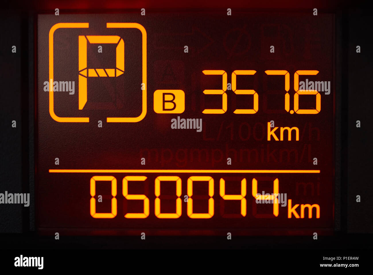 Dashboard und Digitalanzeige ein modernes Auto, Kilometerstand,  Kraftstoffverbrauch, Tacho. Neuen und bunten Kontrollleuchten isolatr  Stockfotografie - Alamy