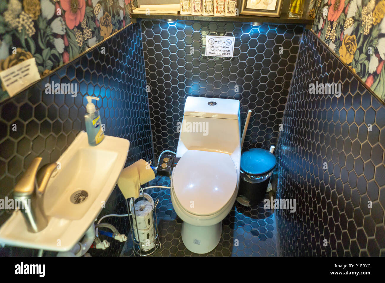 Wc mit Bidet arbeiten Tushy im luxuriösen Badezimmer Marken Tushy und  Poo-Pourri 'poop-up" auf der Bowery in New York am Mittwoch, 30. Mai 2018.  Tushy verkauft seine benutzerfreundliche Bidets, die ihre Toilette