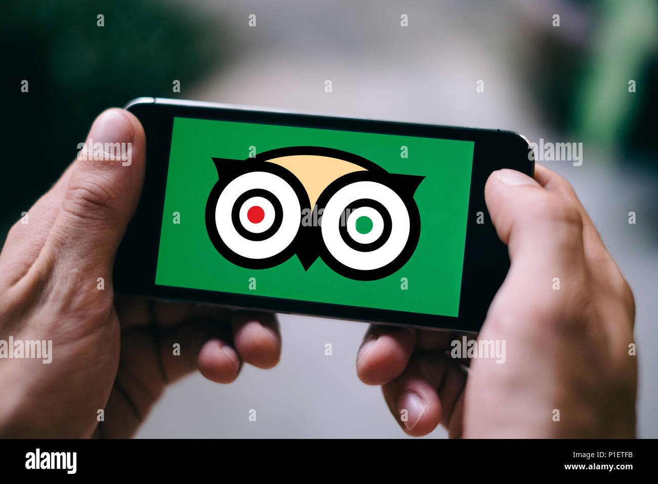Nahaufnahme des iPhone Bildschirm mit TRIPADVISOR MESSENGER Logo oder Symbol auf dem Smartphone Stockfoto
