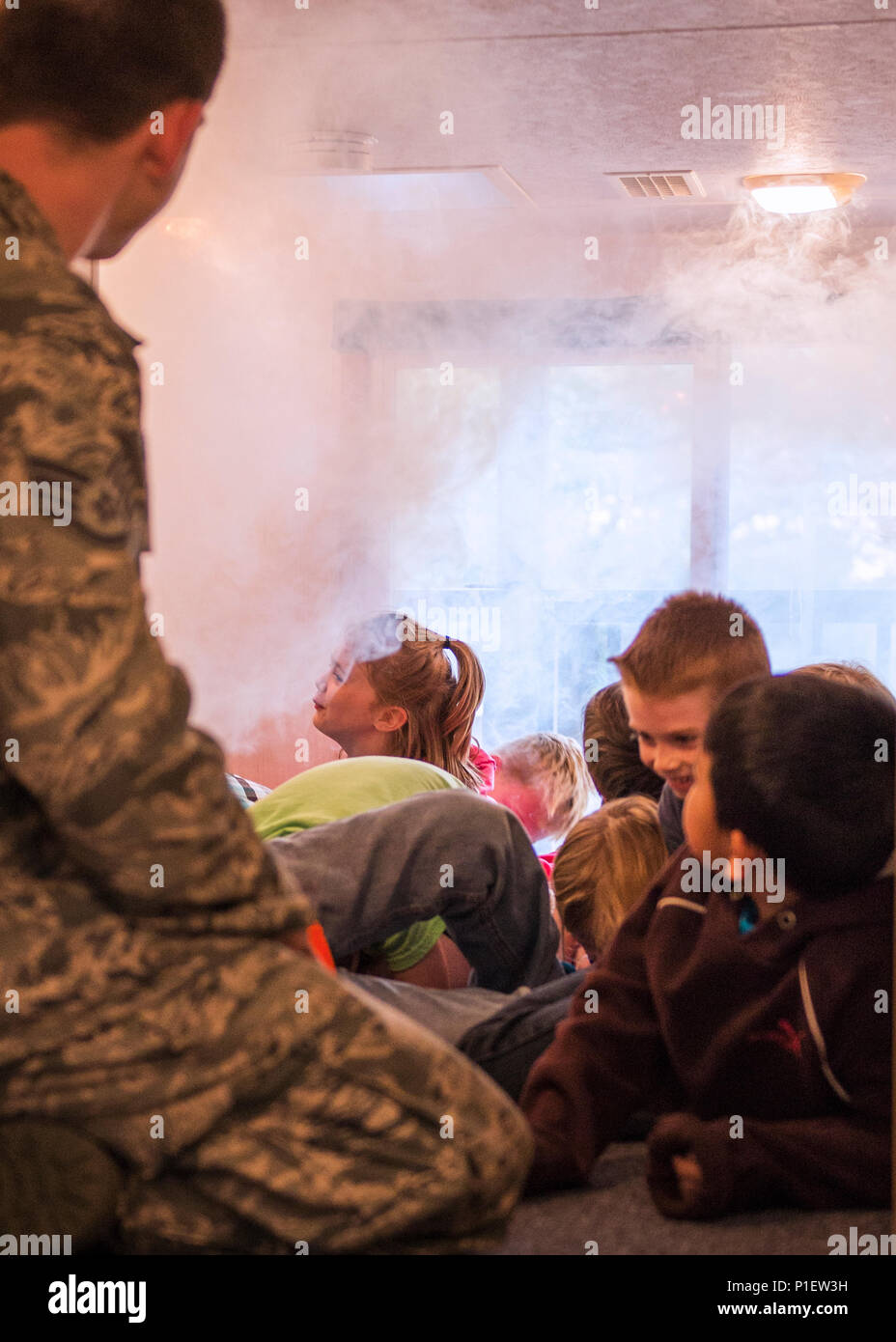 Staff-Sgt. Lucas Gouldner, Feuerinspektor der 374th Civil Engineer Squadron auf der Yokota Air Base, Japan, weist Grundschüler bei der Evakuierung von Gebäuden während eines simulierten Brandes an. Die Übung, Teil der Fire Prevention Week, demonstriert Brandschutzverfahren, Notfallmaßnahmen, Fluchtwege, Teamarbeit, Planung, Gefahrenbewusstsein, Koordination und Engagement in der Gemeinde, Schulung von Kindern in der Verhütung von Verletzungen und sichere Reaktion im Brandfall in Einrichtungen der US Air Force. Stockfoto