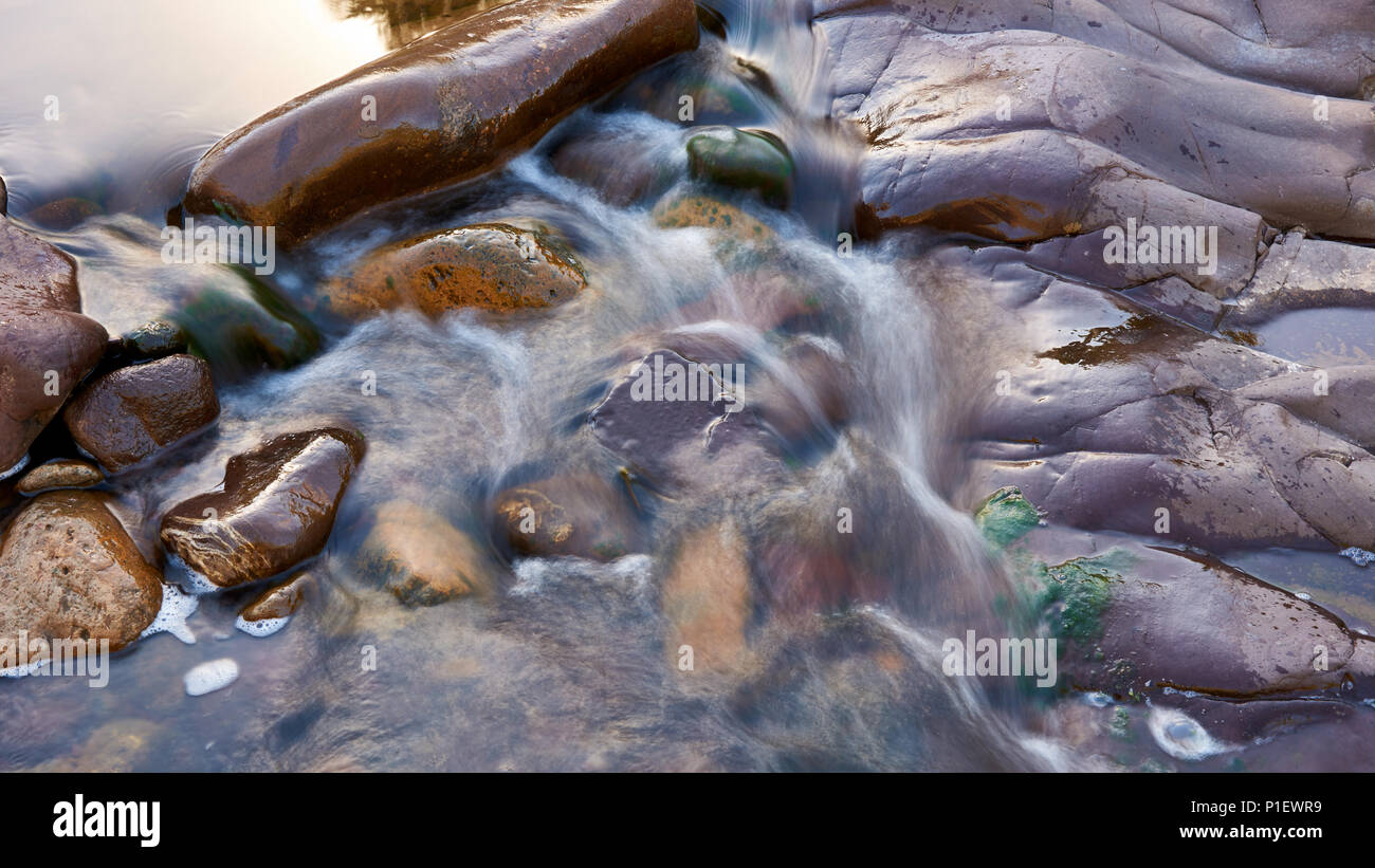 Verschwommen motiom Wasser über Felsen, Macalister River, Alpine National Park, Victorian High Country. Stockfoto